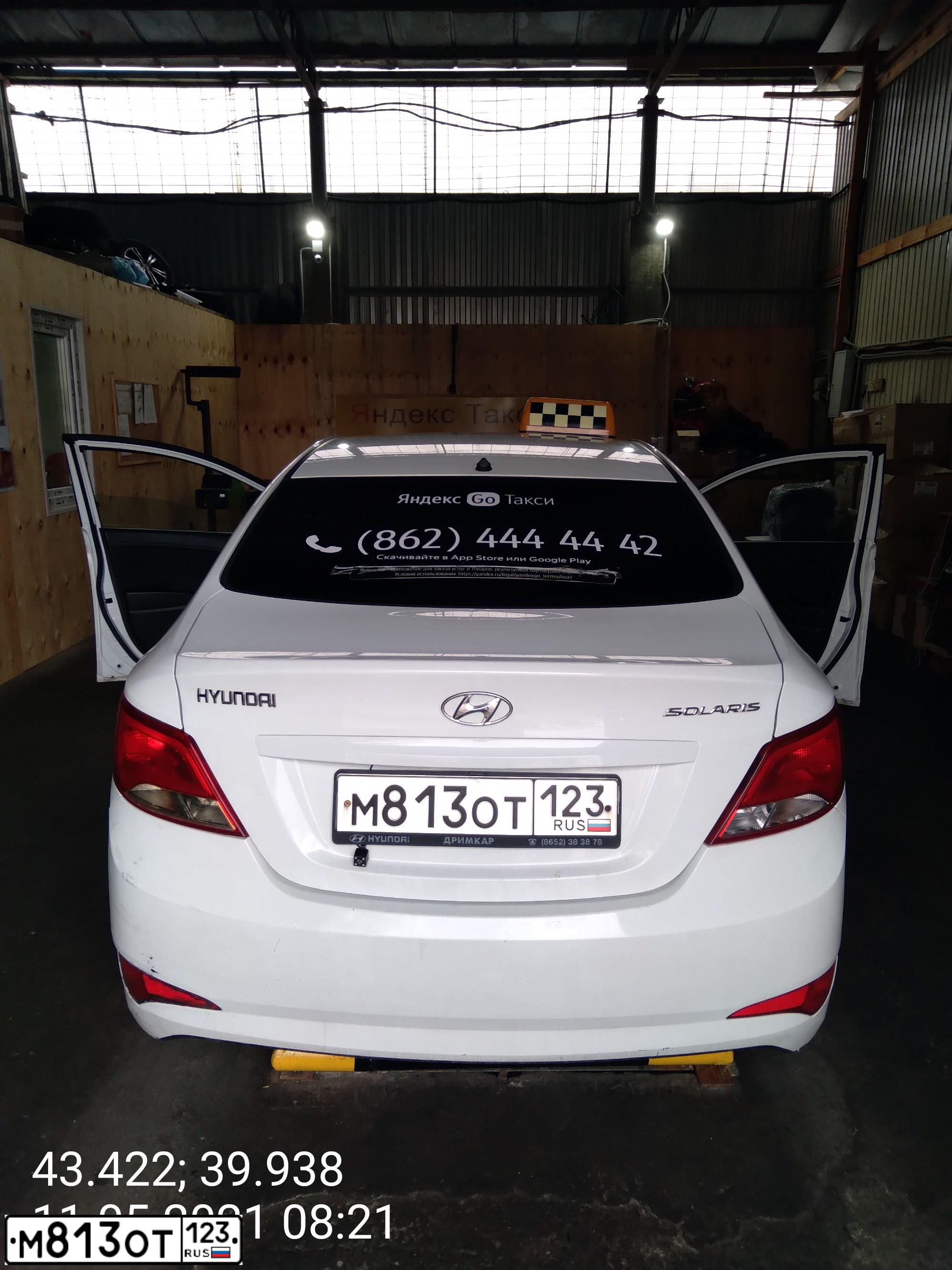 Фото автомобиля HYUNDAI SOLARIS, 2015 — госномер М813ОТ123. Цвет: БЕЛЫЙ