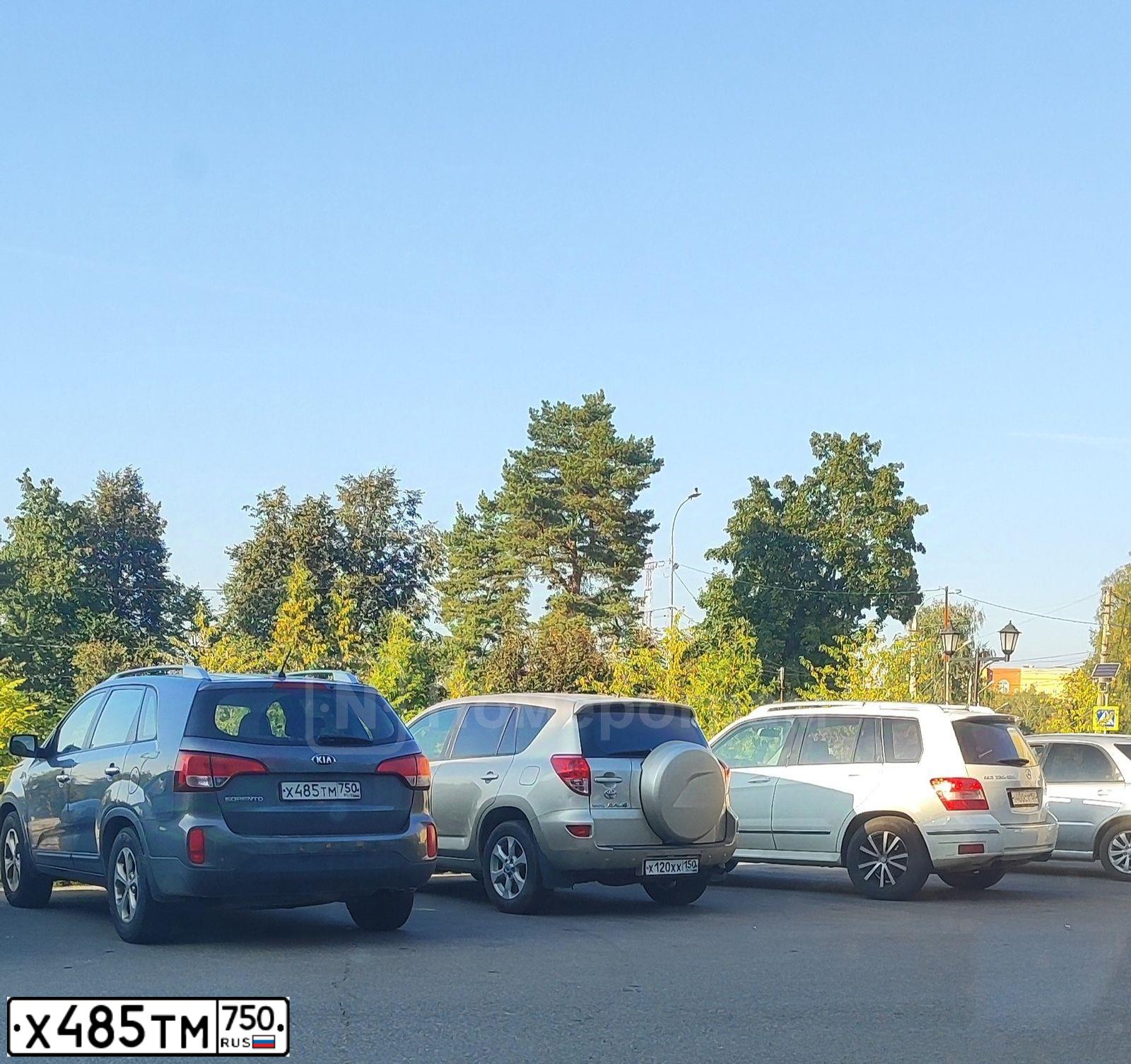 Фото автомобиля KIA SORENTO, 2019 — госномер Х485ТМ750. Цвет: Серый