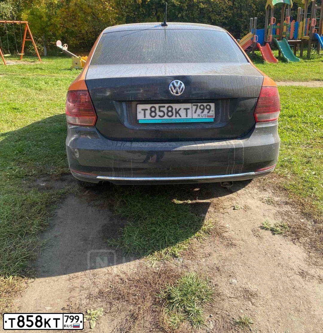 Фото автомобиля VOLKSWAGEN POLO, 2018 — госномер Т858КТ799. Цвет: СЕРЫЙ
