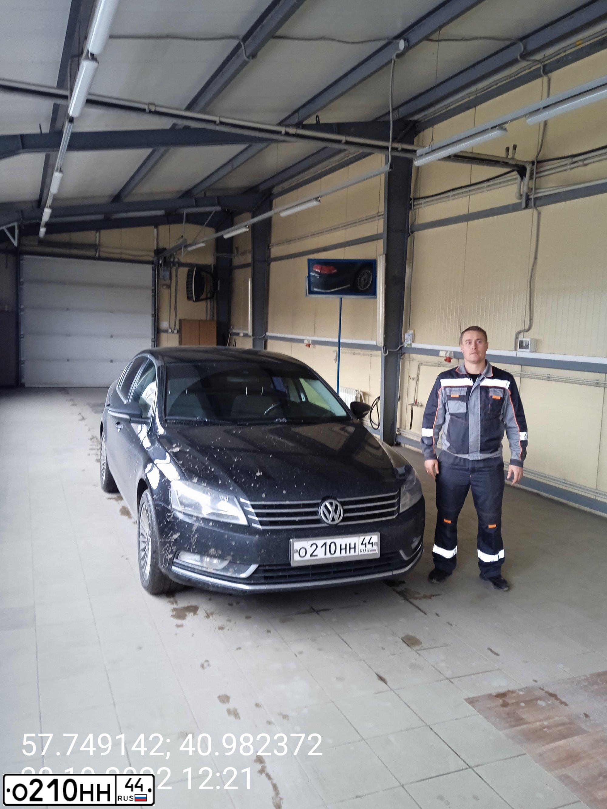 Фото автомобиля VOLKSWAGEN PASSAT, 2013 — госномер Е028УО33. Цвет: ЧЕРНЫЙ