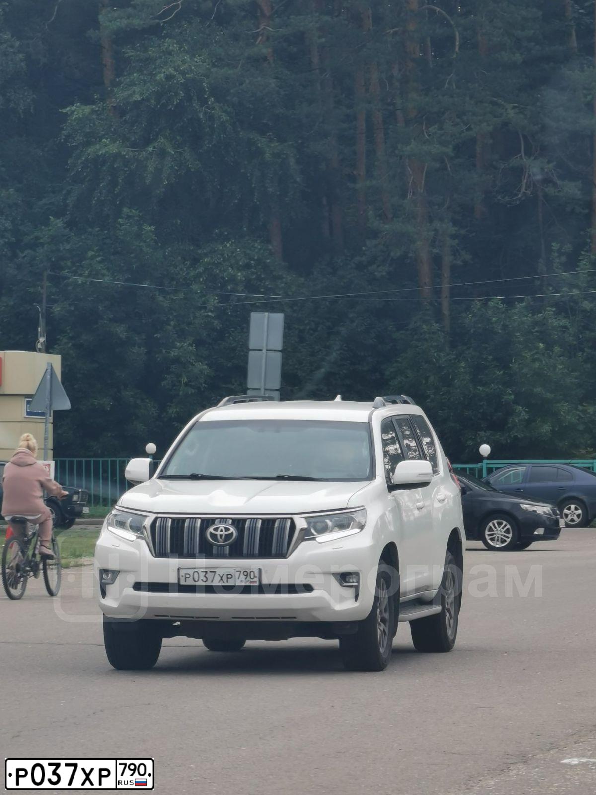 Фото автомобиля TOYOTA LANDCRUISER, 2018 — госномер С666РС18. Цвет: Белый