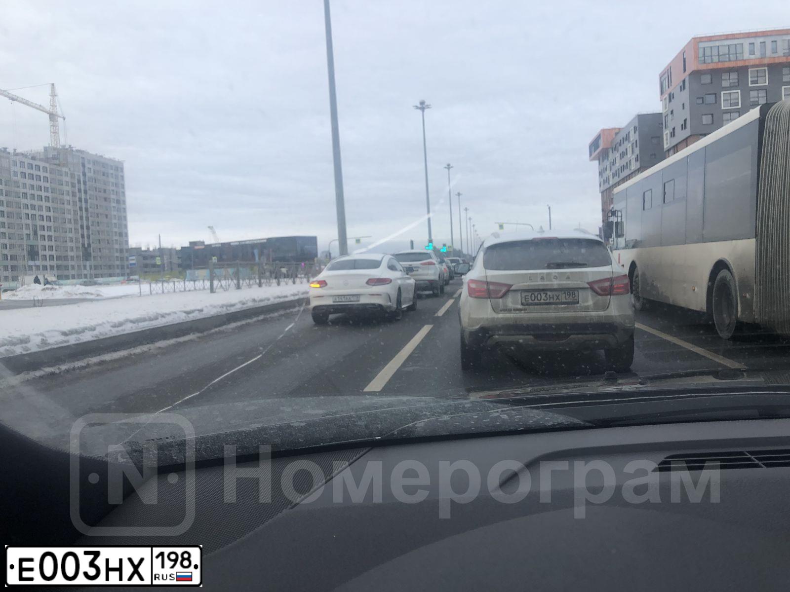 Фото автомобиля LADA VESTA, 2019 — госномер Е003НХ198. Цвет: Белый