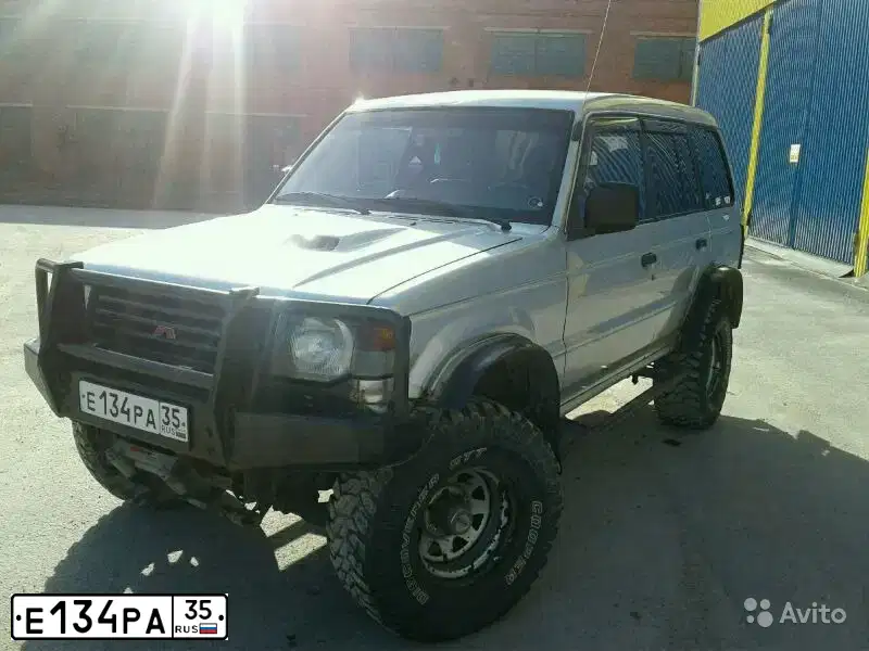 Фото автомобиля MITSUBISHI PAJERO, 1994 — госномер Е134РА35. Цвет: СВЕТЛО-СЕРЫЙ