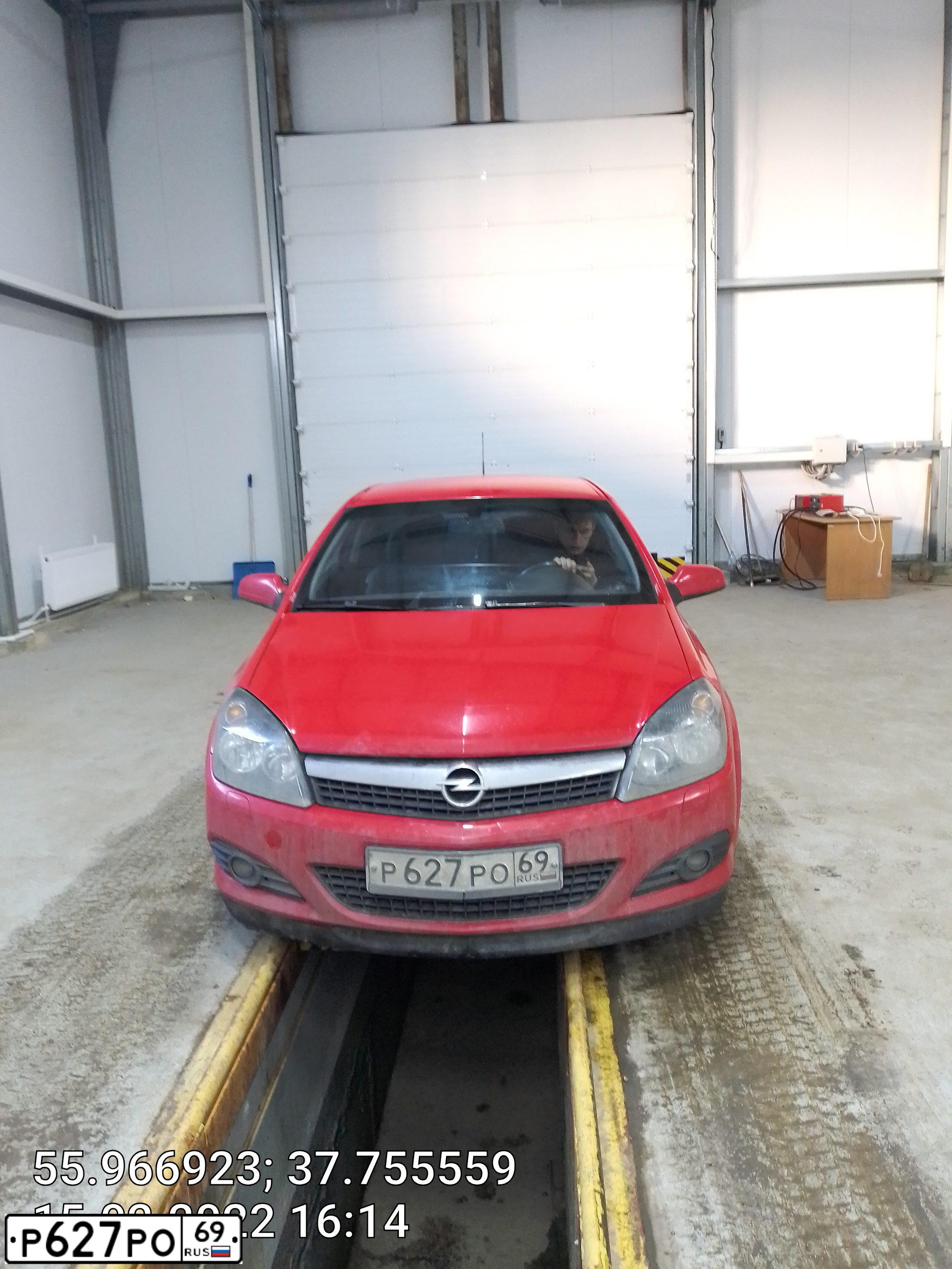 Фото автомобиля OPEL ASTRA, 2007 — госномер Е237НА164. Цвет: Красный