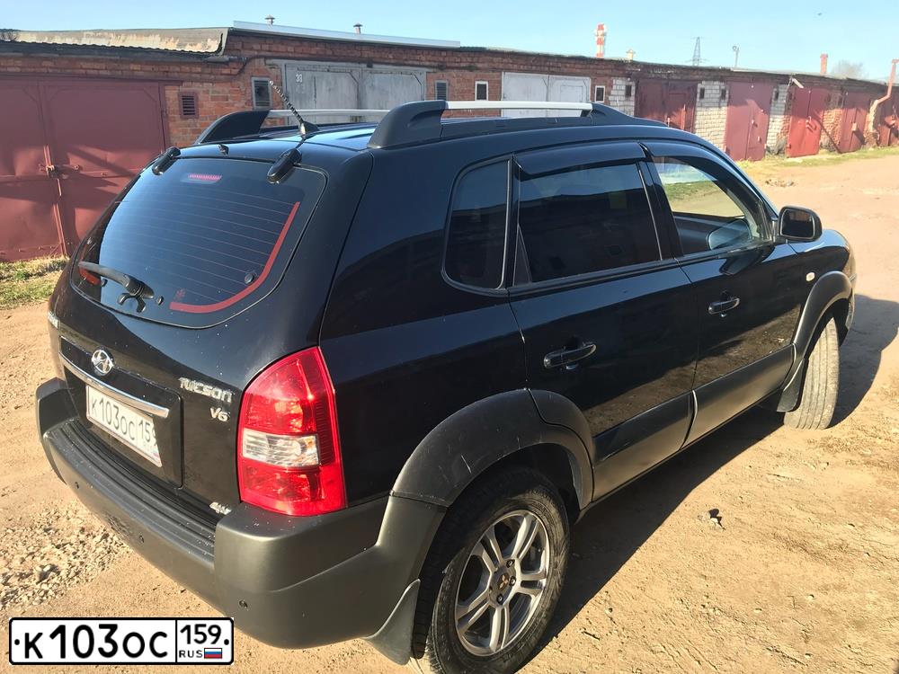 Фото автомобиля HYUNDAI TUCSON, 2008 — госномер Е212ОЕ43. Цвет: ЧЕРНЫЙ