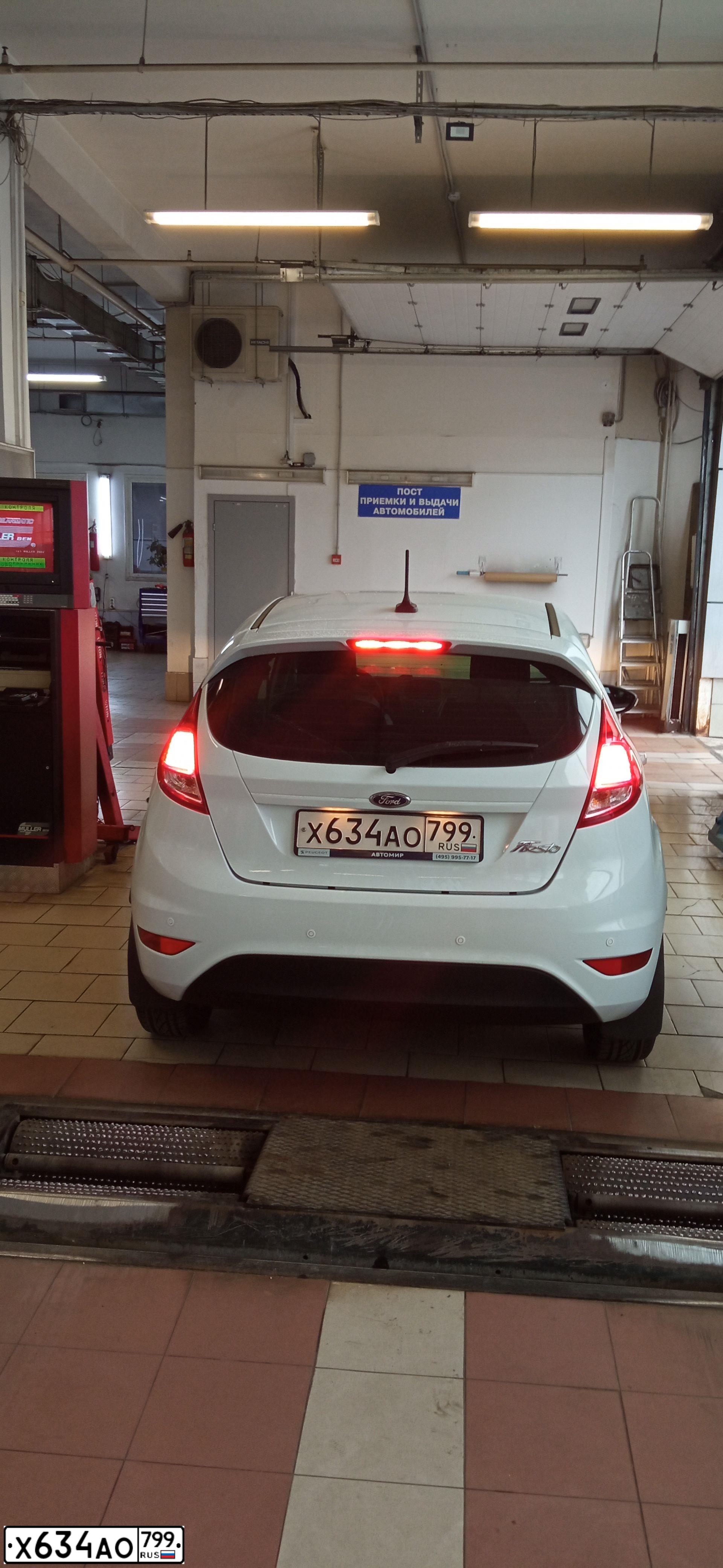 Фото автомобиля FORD FIESTA / ASPIRE, 2017 — госномер М212НР790. Цвет: Белый
