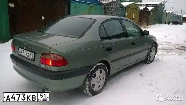 Фото автомобиля TOYOTA AVENSIS, 2001 — госномер У527АМ44. Цвет: ЗЕЛЕНЫЙ