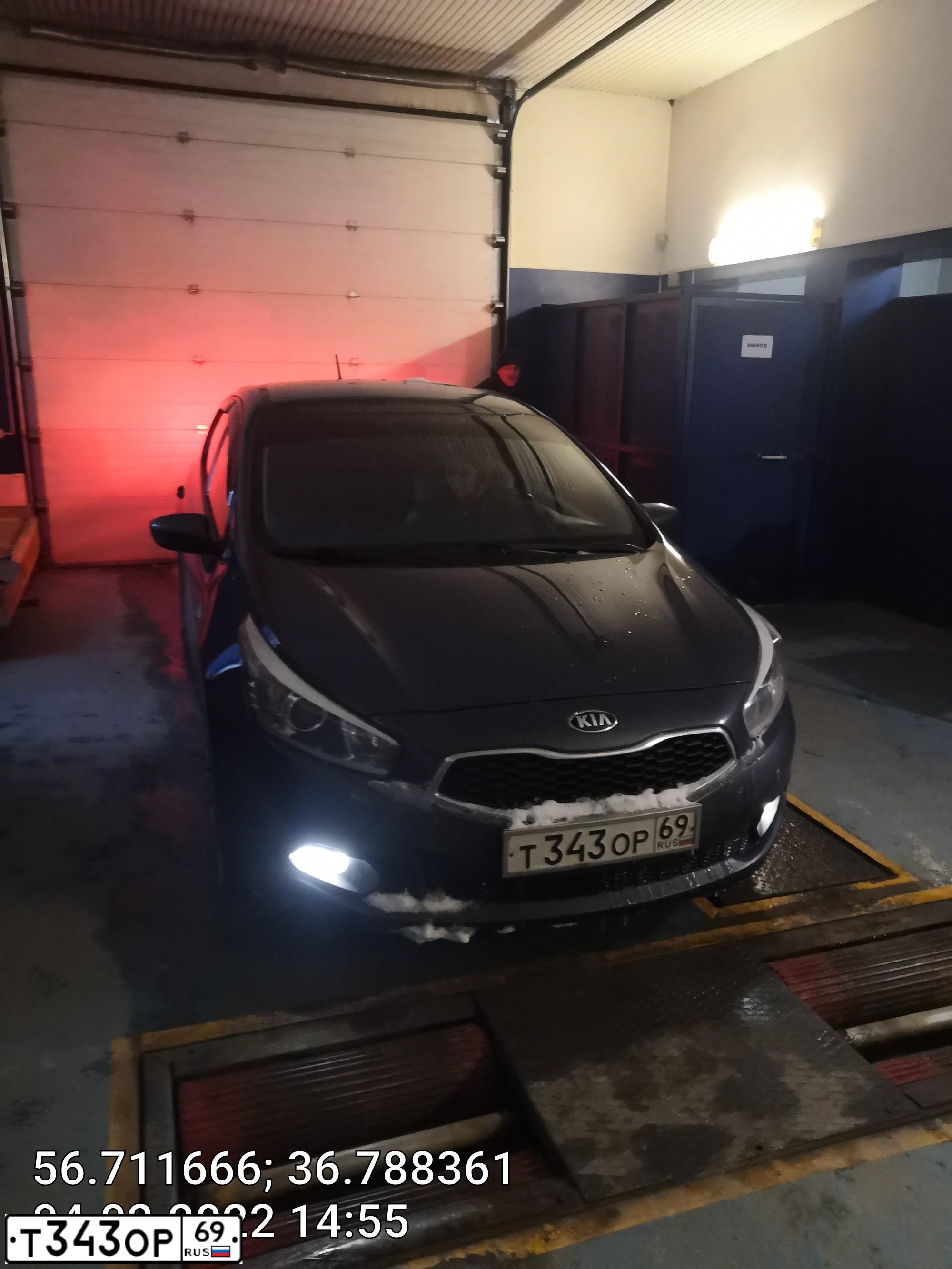 Фото автомобиля KIA CEE'D, 2011 — госномер Е873ЕМ164. Цвет: Красный