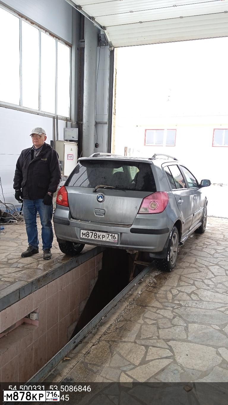 Фото автомобиля GEELY MK CROSS, 2013 — госномер К111ОС702. Цвет: Серебристо-серый