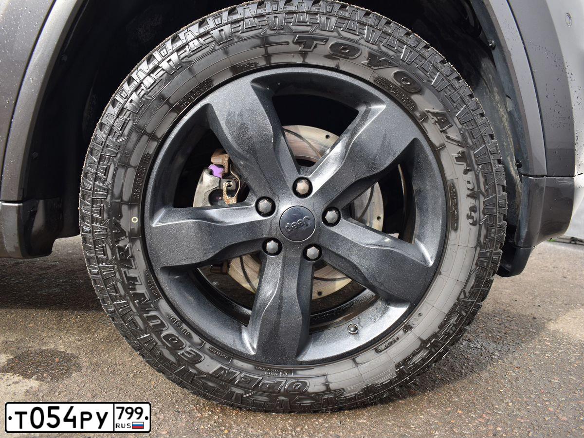 Фото автомобиля JEEP GRAND CHEROKEE, 2014 — госномер К349КА977. Цвет: СЕРЫЙ