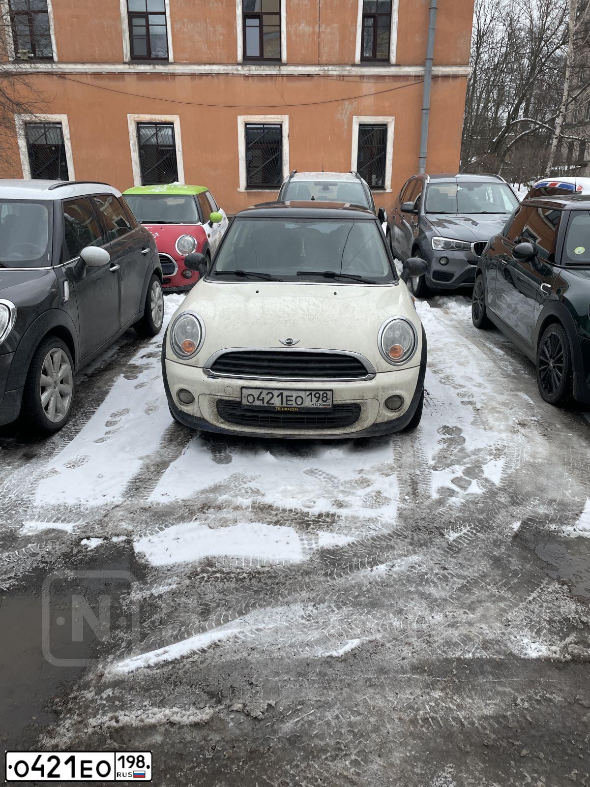 Фото автомобиля MINI MINI, 2011 — госномер Т845СТ197. Цвет: Белый
