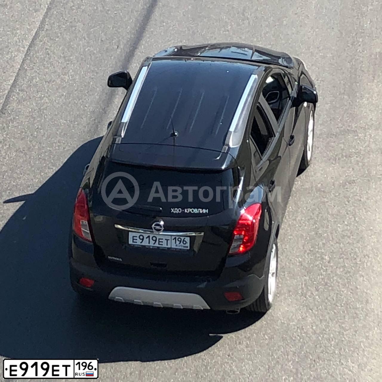 Фото автомобиля OPEL MOKKA, 2012 — госномер Е919ЕТ196. Цвет: ЧЕРНЫЙ