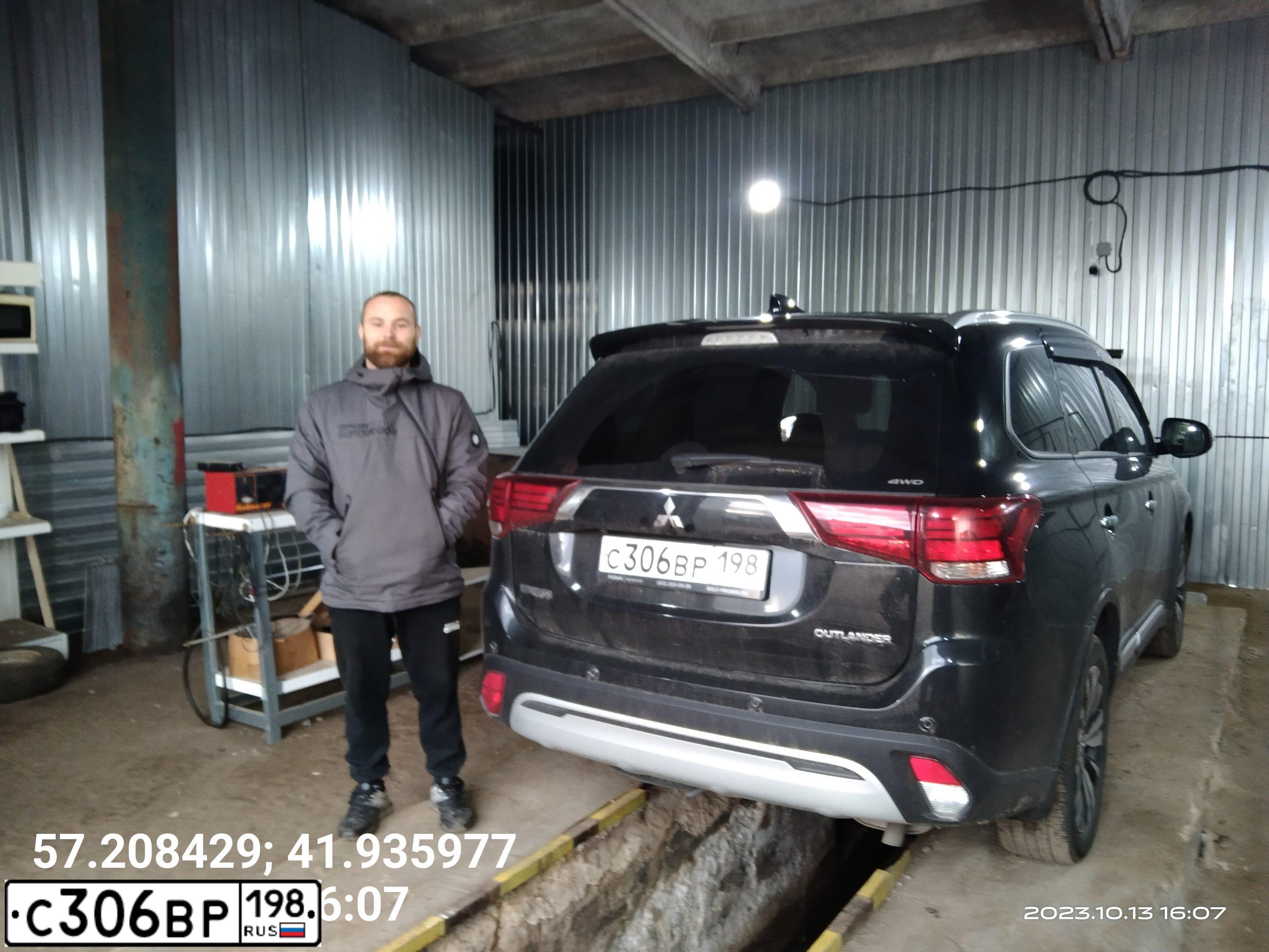 Фото автомобиля MITSUBISHI OUTLANDER, 2019 — госномер С306ВР198. Цвет: ЧЕРНЫЙ