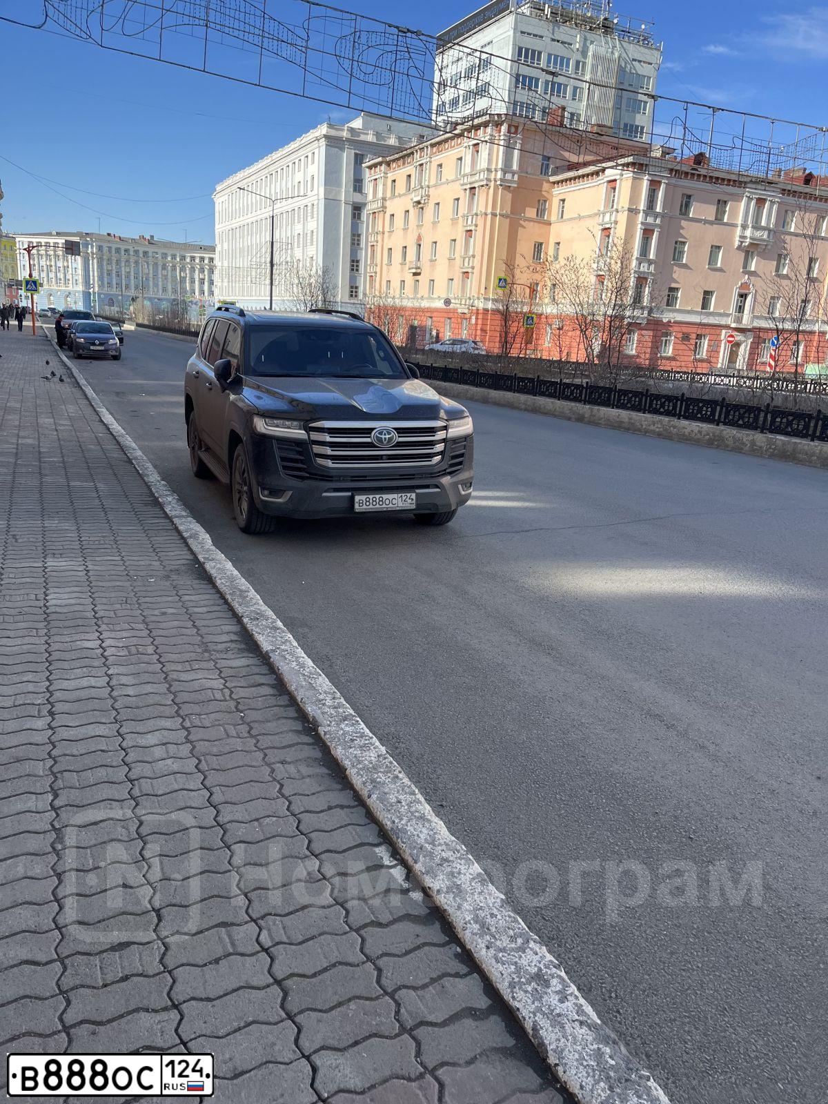 Фото автомобиля GAZ 3110 WOLGA, 2001 — госномер Р828ХЕ124. Цвет: Белый