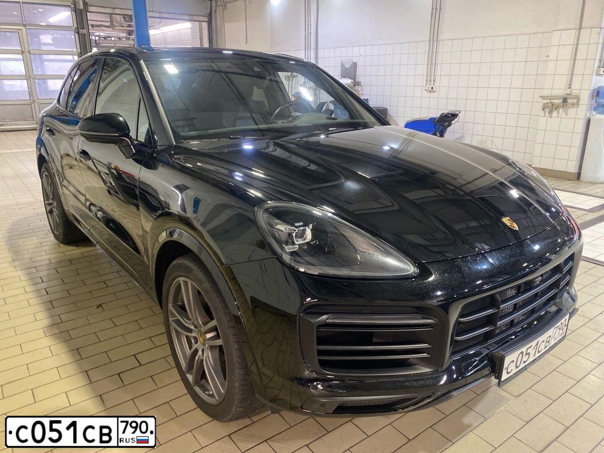 Фото автомобиля PORSCHE CAYENNE, 2019 — госномер Е560РО799. Цвет: ЧЕРНЫЙ