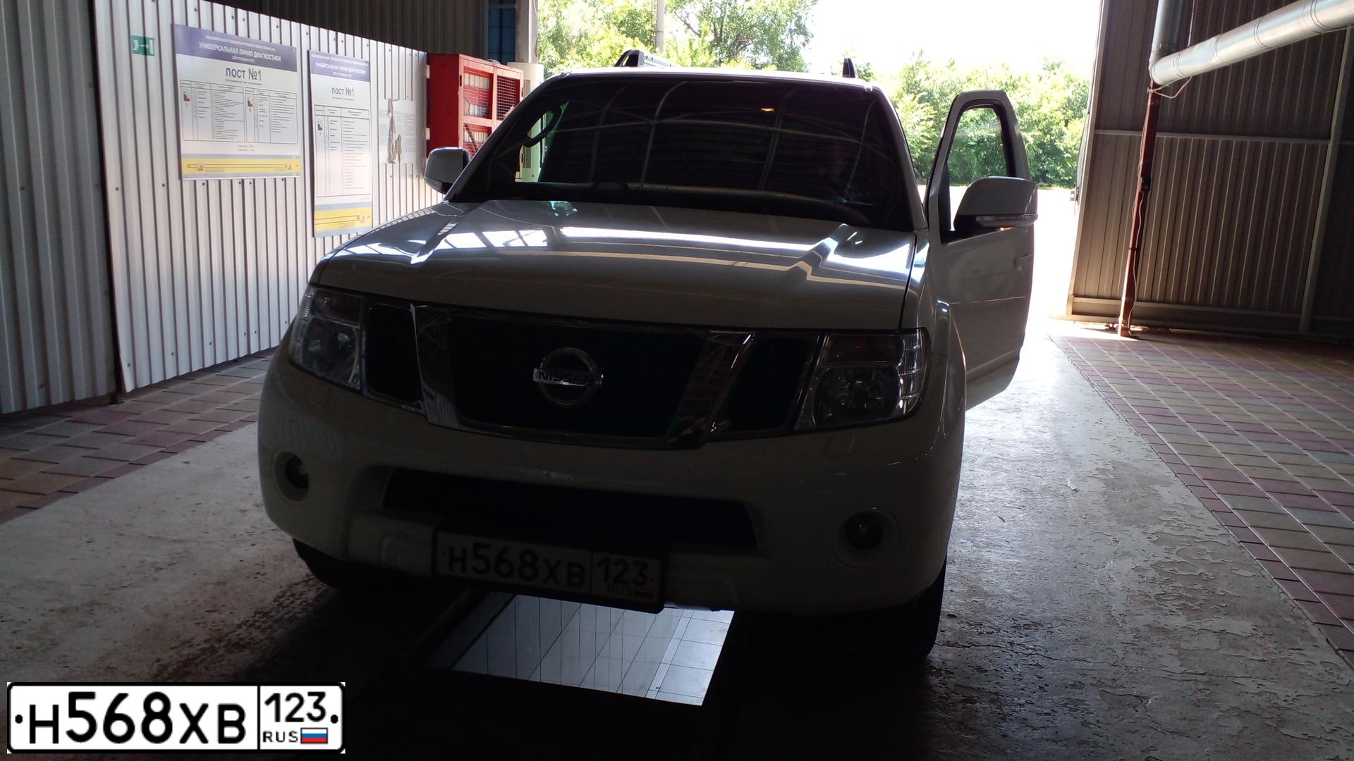 Фото автомобиля NISSAN PATHFINDER, 2013 — госномер В428КХ123. Цвет: Белый