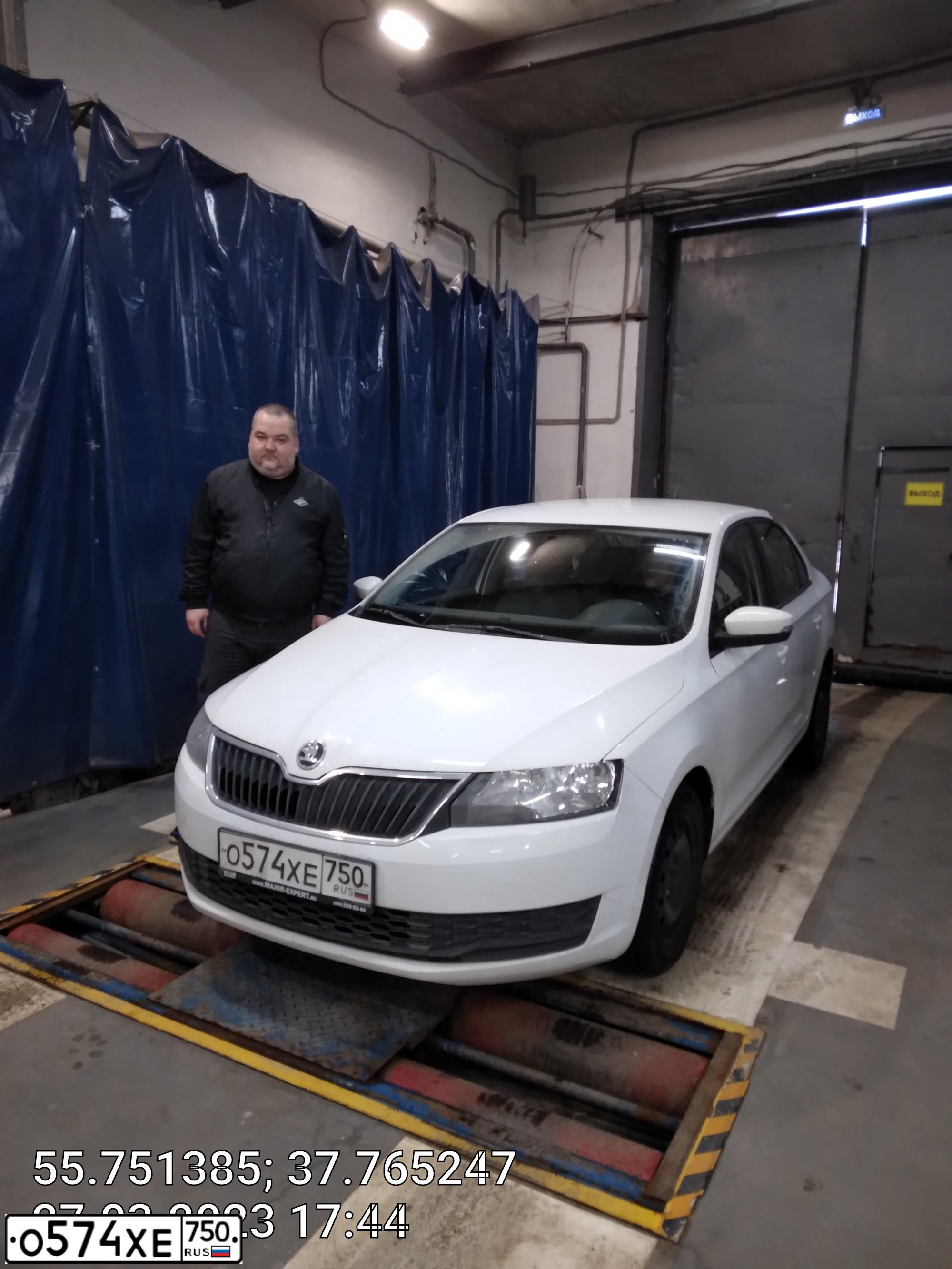 Фото автомобиля SKODA RAPID, 2019 — госномер Р416ХЕ790. Цвет: БЕЛЫЙ-ЖЕЛТЫЙ-СЕРЫЙ