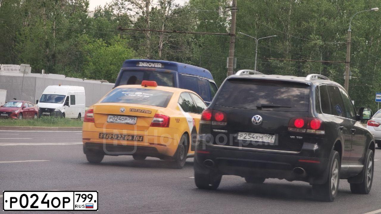 Фото автомобиля SKODA OCTAVIA, 2019 — госномер Х330ВР323. Цвет: Белый