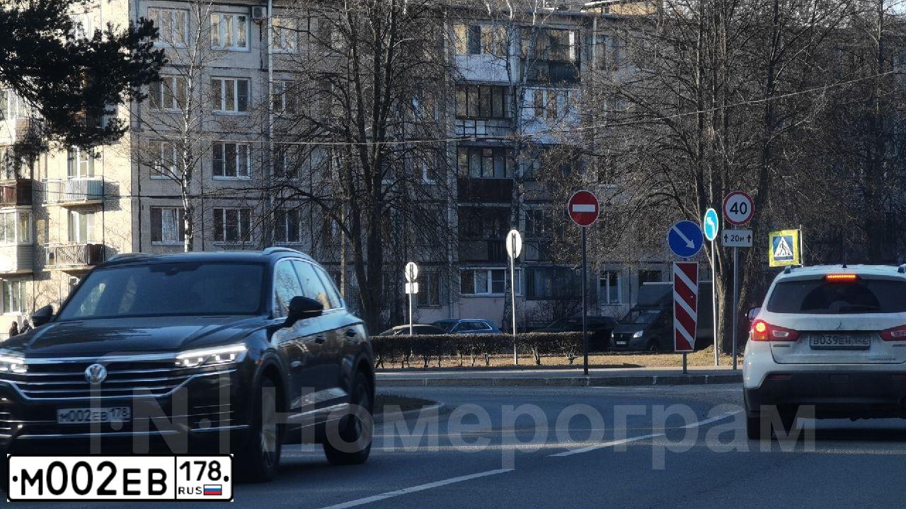 Фото автомобиля TOYOTA CAMRY, 2012 — госномер М002ЕВ178. Цвет: ЧЕРНЫЙ