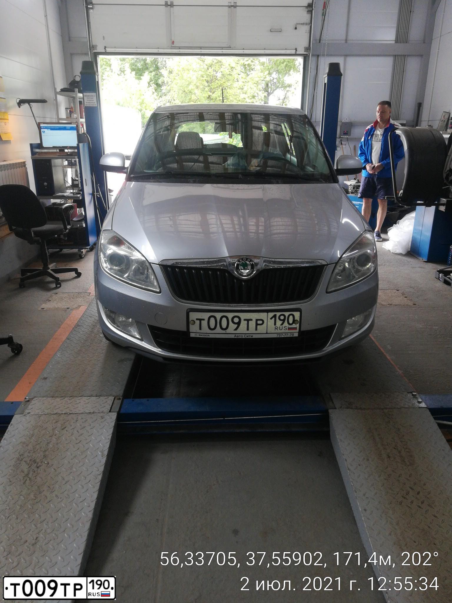 Фото автомобиля SKODA FABIA, 2012 — госномер Т009ТР190. Цвет: СЕРЫЙ СВЕТЛЫЙ