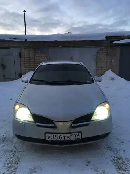 Фото автомобиля NISSAN PRIMERA, 2004 — госномер У356ТВ174. Цвет: Серебристый