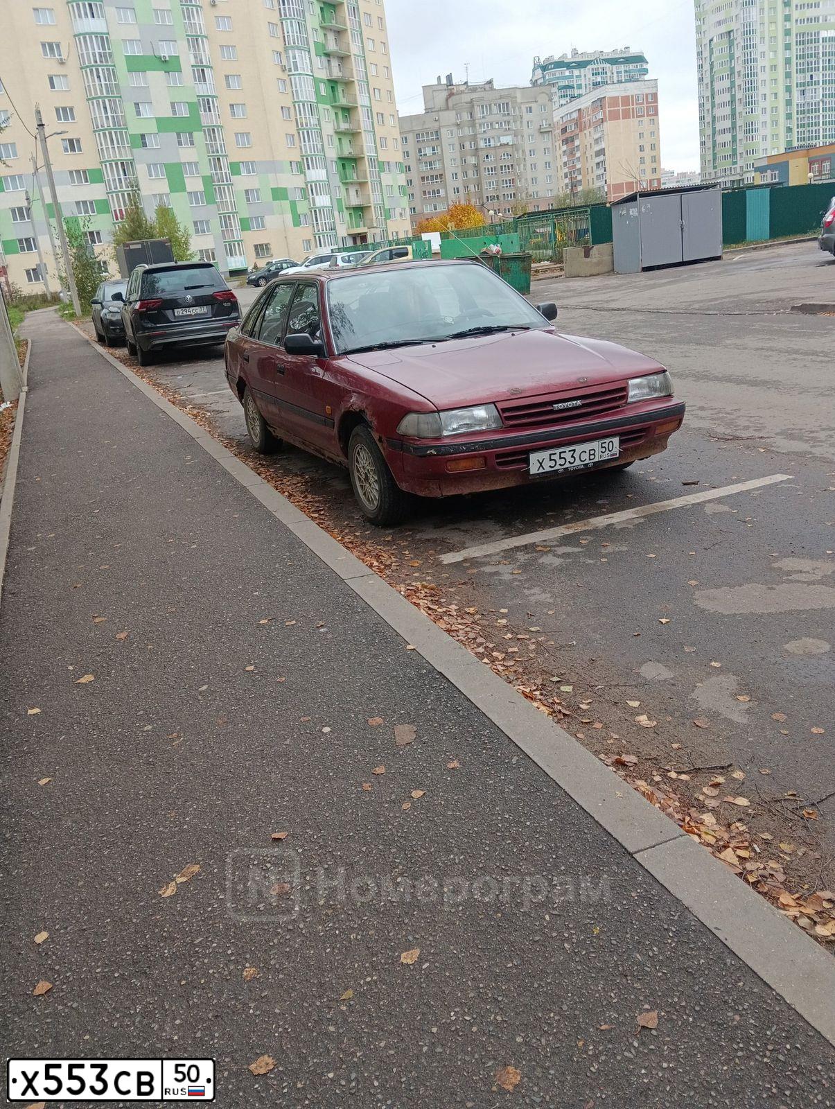 Фото автомобиля TOYOTA CARINA, 1989 — госномер Х553СВ50. Цвет: Красный