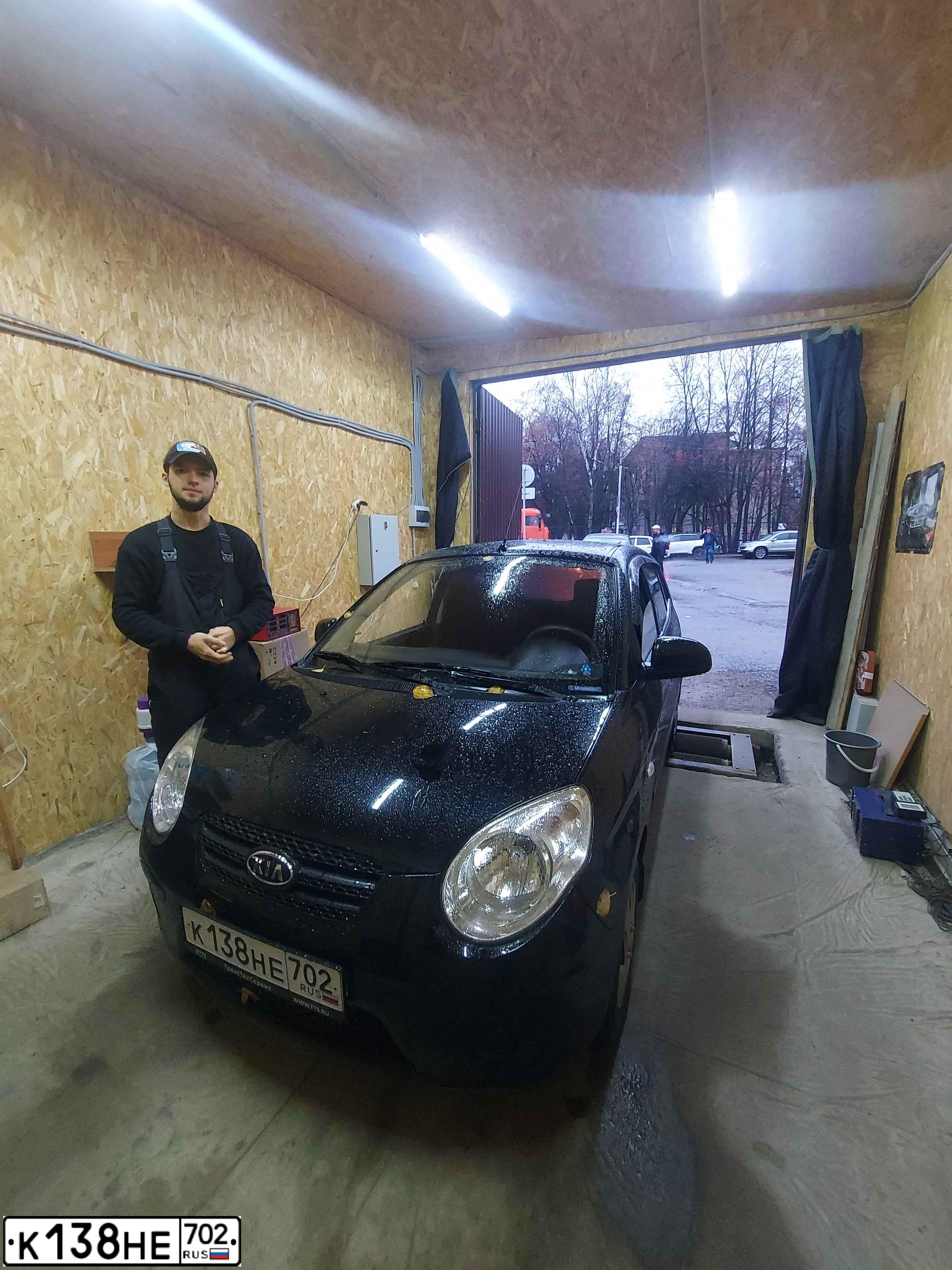 Фото автомобиля KIA PICANTO / MORNING, 2010 — госномер М237ТС702. Цвет: ЧЕРНЫЙ