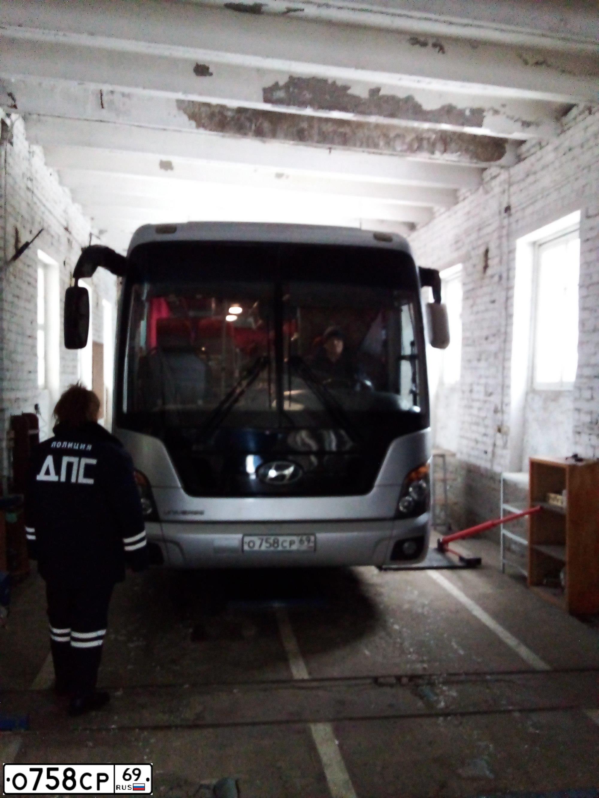 Фото автомобиля HYUNDAI UNIVERSE, 2008 — госномер О758СР69. Цвет: СЕРЫЙ
