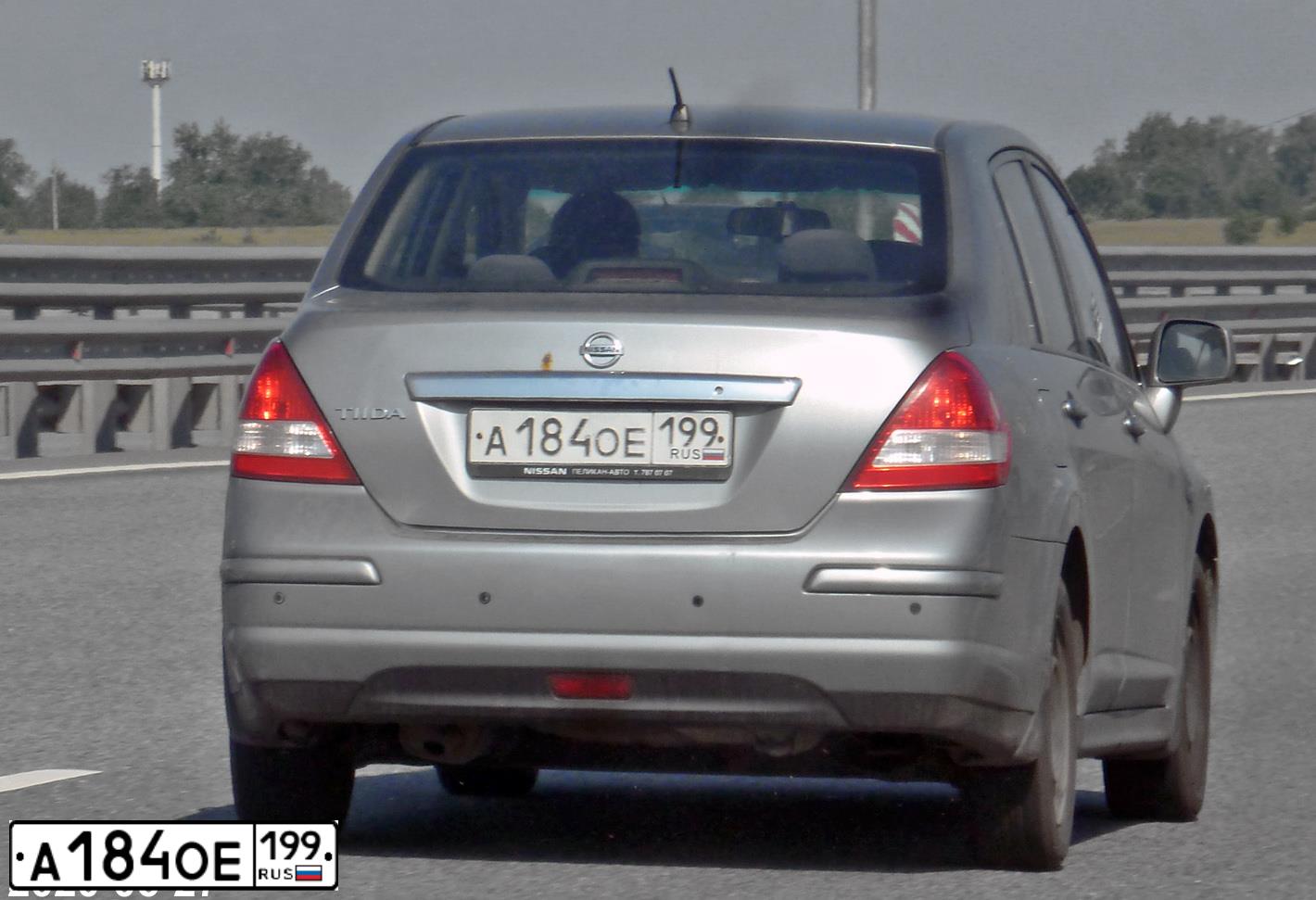 Фото автомобиля NISSAN TIIDA, 2008 — госномер А184ОЕ199. Цвет: Серый