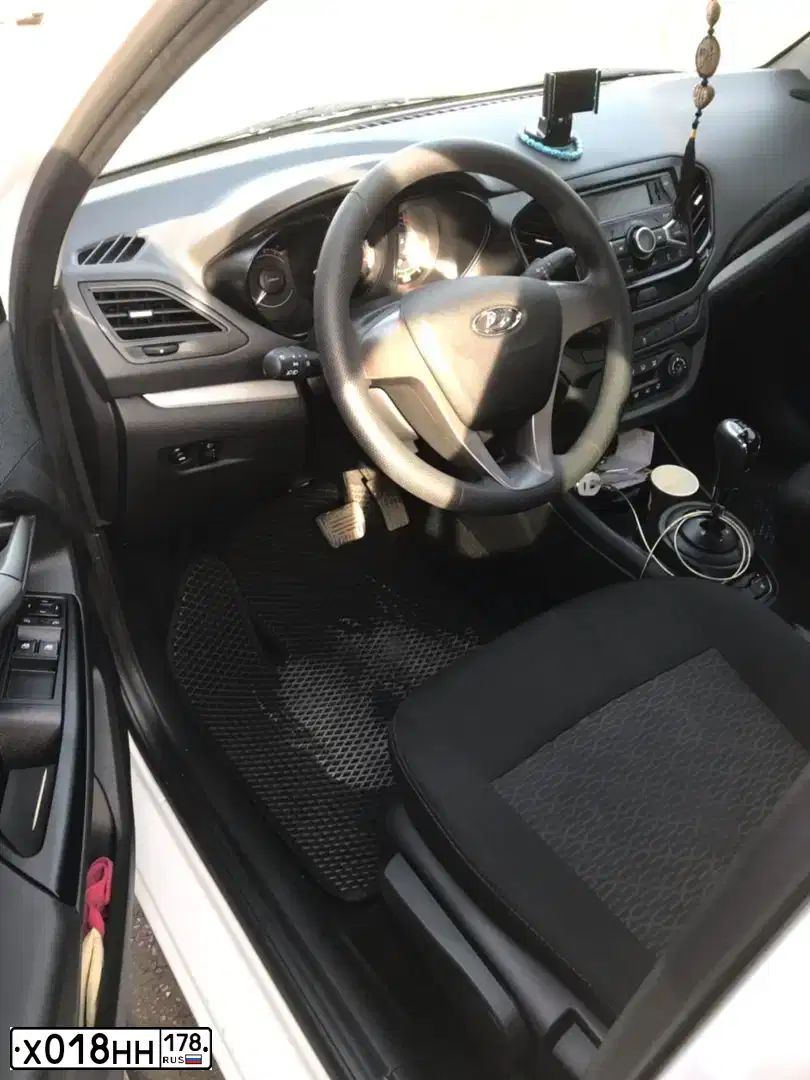 Фото автомобиля LADA VESTA, 2017 — госномер Х018НН178. Цвет: Белый