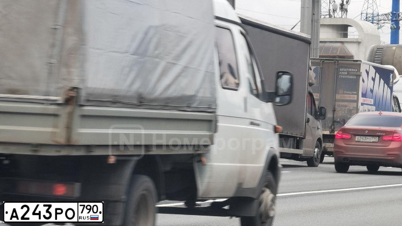 Фото автомобиля BMW SERIE 3, 2018 — госномер А243РО790. Цвет: Оранжевый