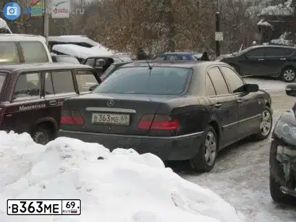 Фото автомобиля MERCEDES E-KLASSE, 1997 — госномер С464РК154. Цвет: ЧЕРНЫЙ
