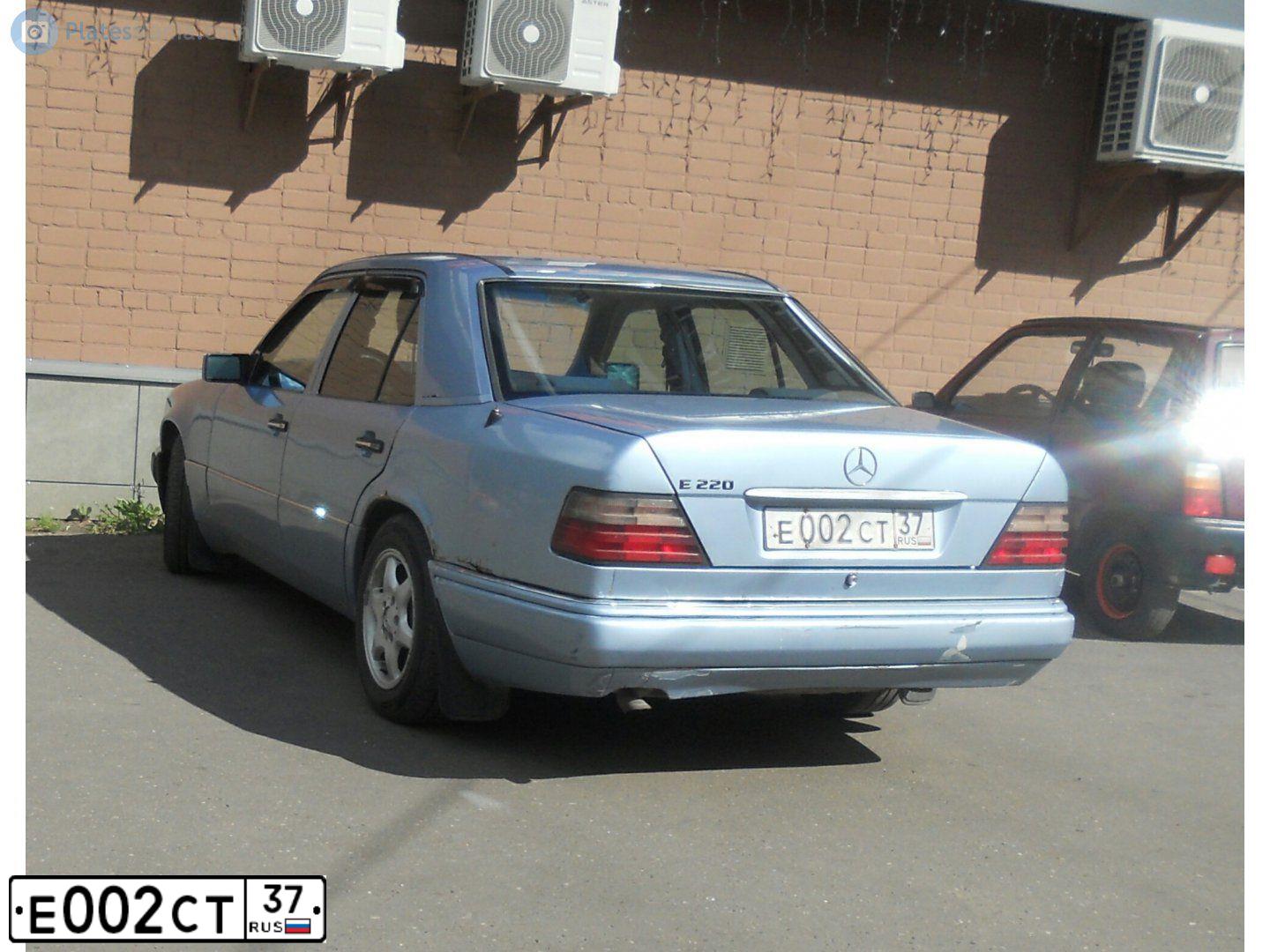 Фото автомобиля MERCEDES E-KLASSE, 1993 — госномер Е002СТ37. Цвет: синий