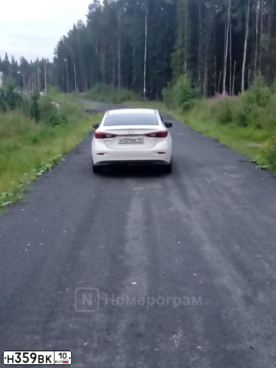 Фото автомобиля MAZDA 3, 2015 — госномер Р267РЕ777. Цвет: Белый
