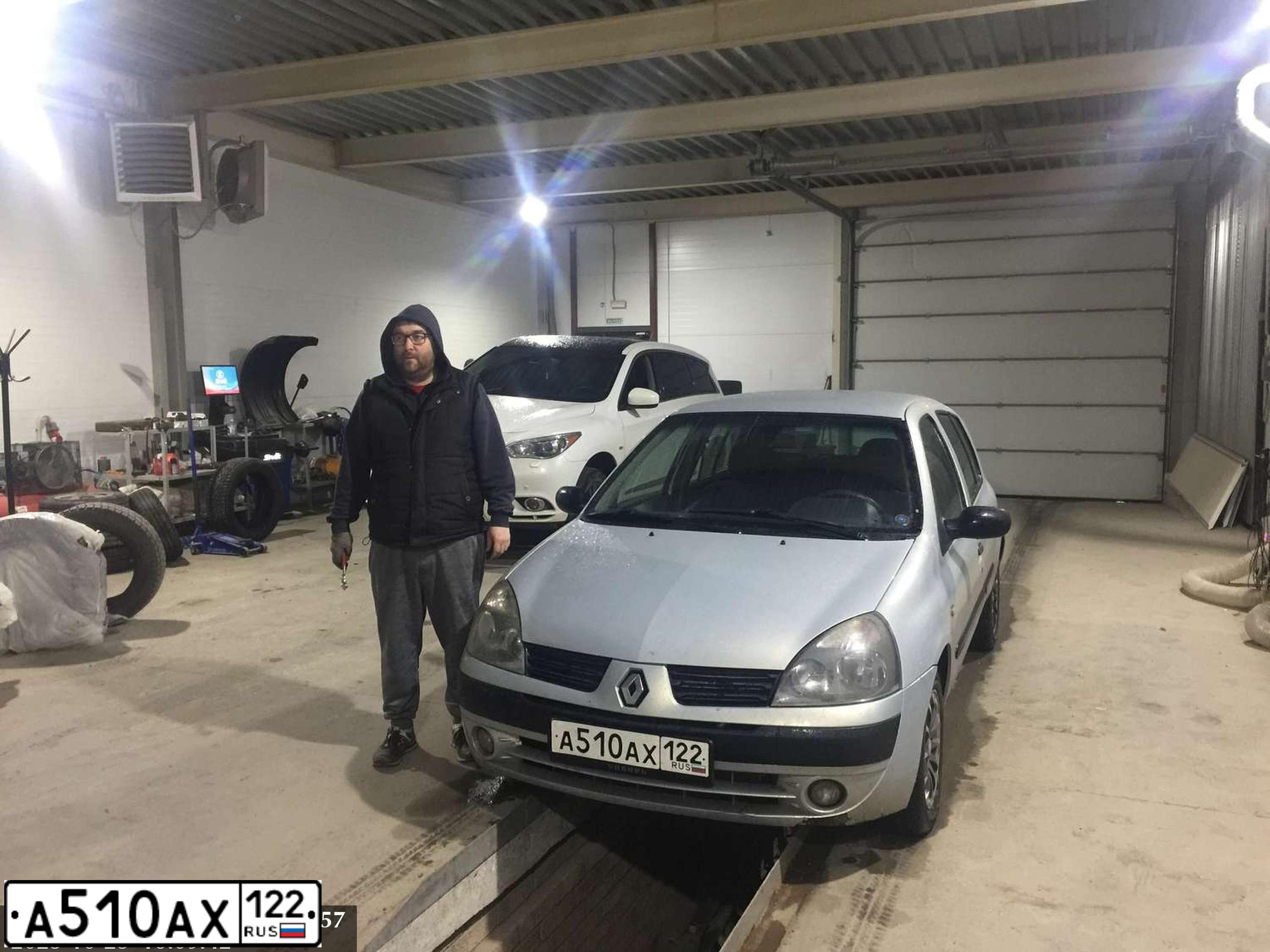 Фото автомобиля RENAULT CLIO, 2004 — госномер А510АХ122. Цвет: Светло-Серо-Голубой