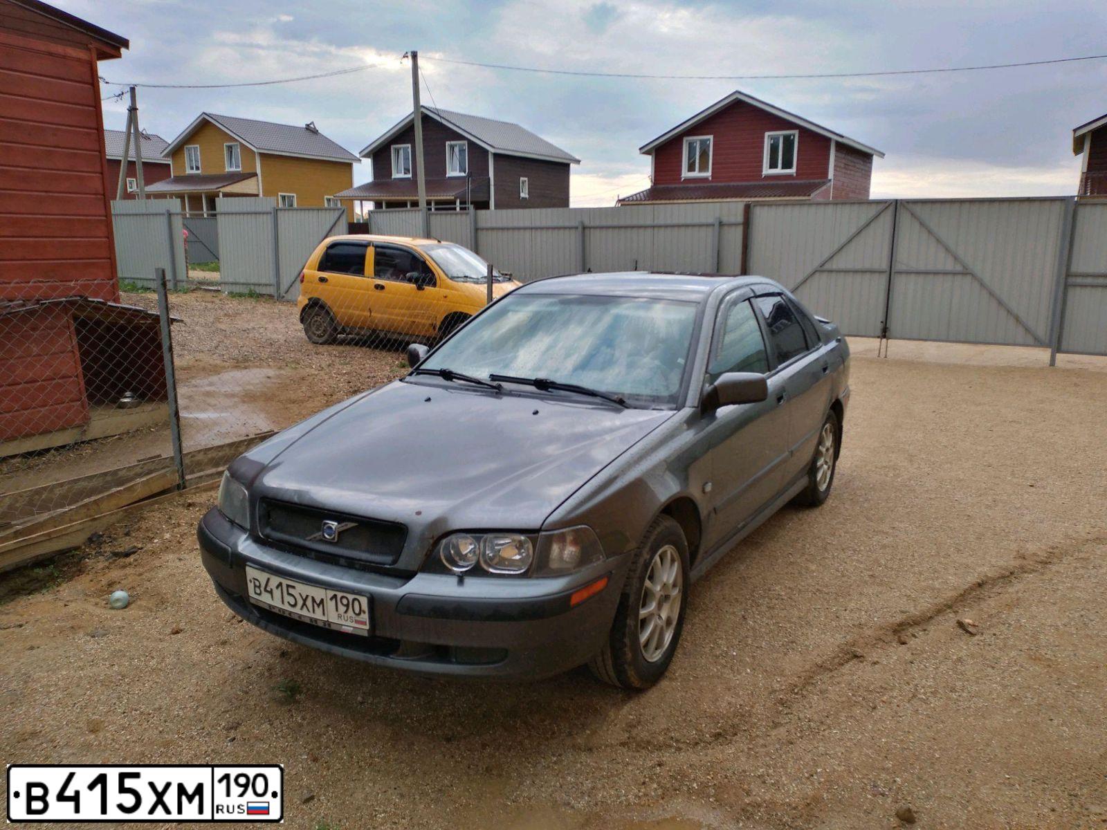 Фото автомобиля VOLVO S40, 2002 — госномер В415ХМ190. Цвет: СЕРЫЙ ТЕМНЫЙ