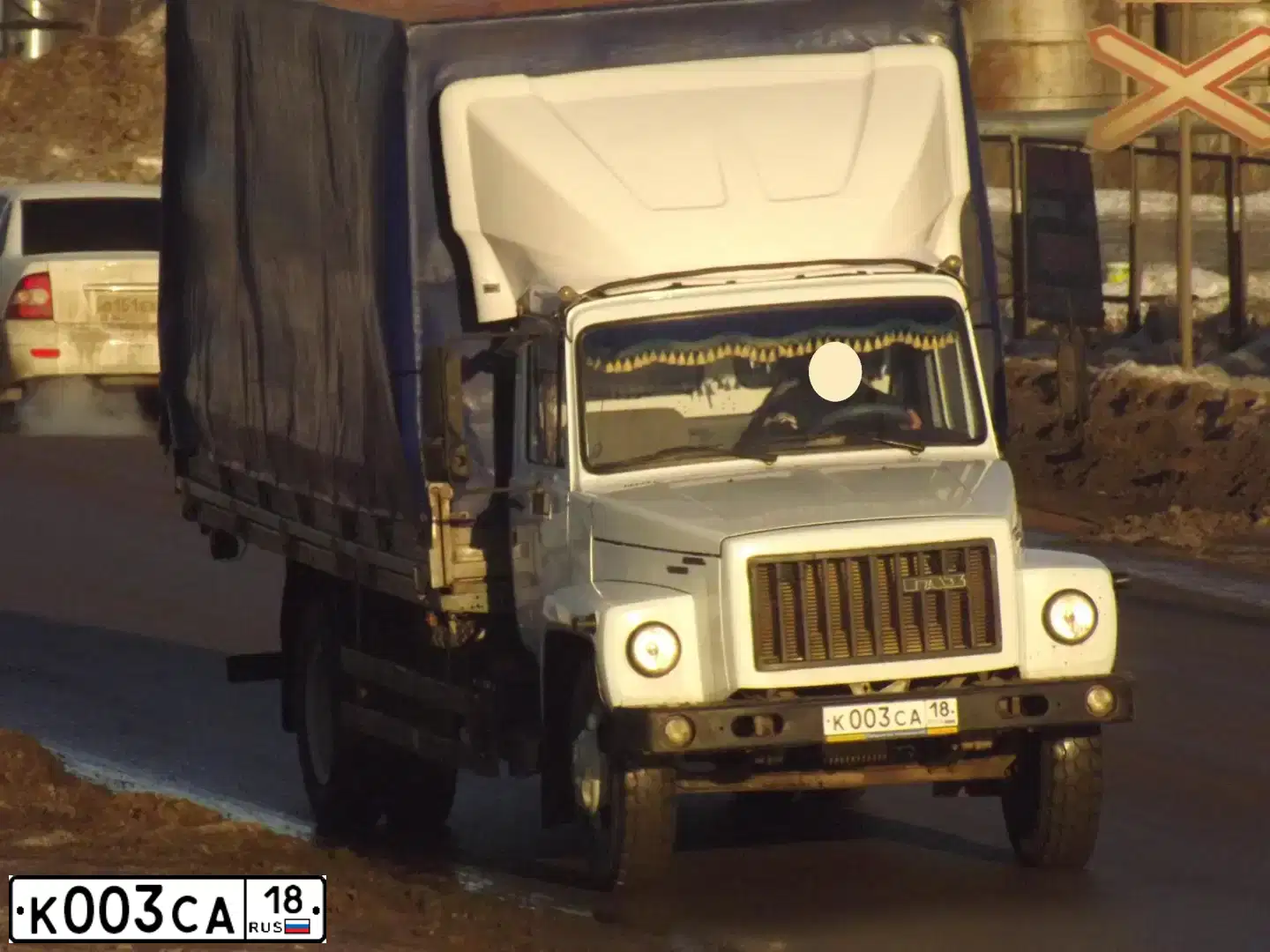 Фото автомобиля GAZ 3307, 2008 — госномер К003СА18. Цвет: Белый