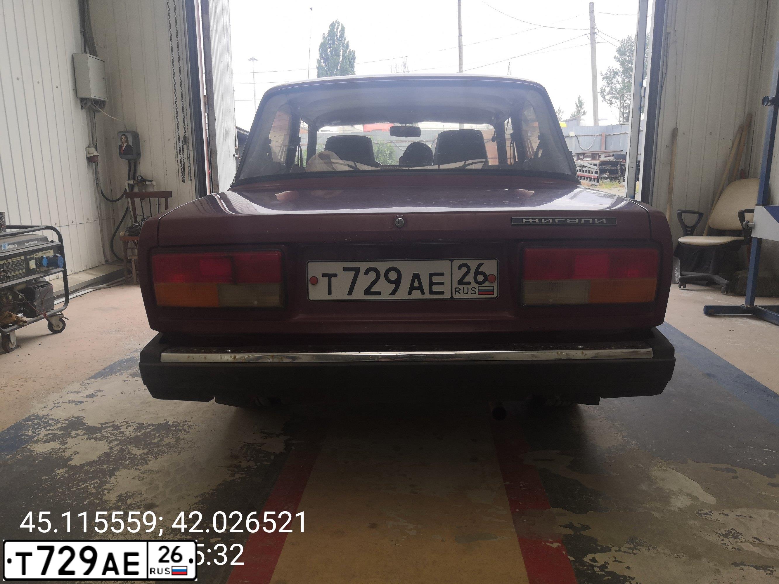 Фото автомобиля LADA 2107, 2004 — госномер Т729АЕ26. Цвет: ТЕМНО-БОРДОВЫЙ