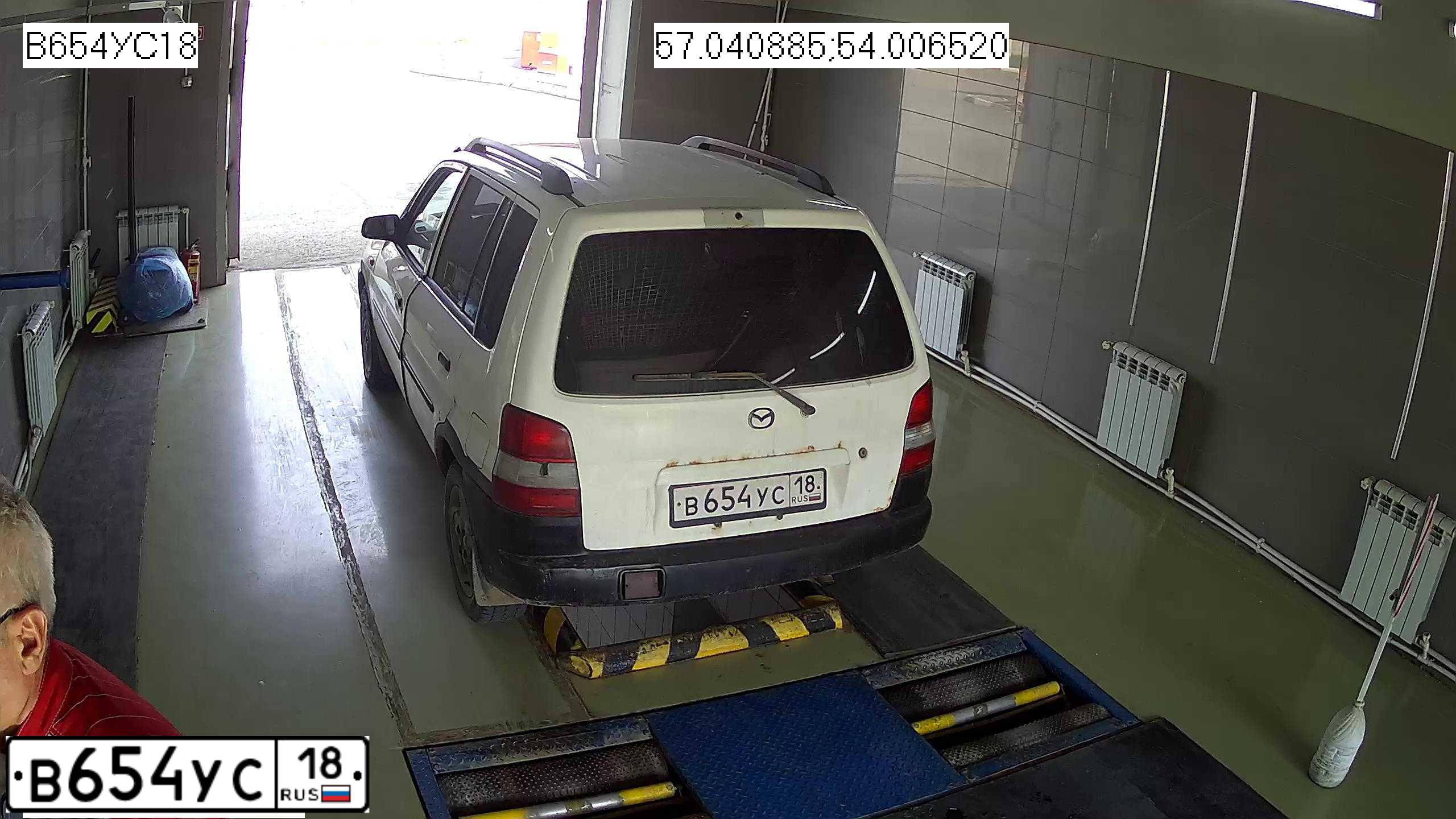 Фото автомобиля MAZDA DEMIO, 1999 — госномер В654УС18. Цвет: Белый