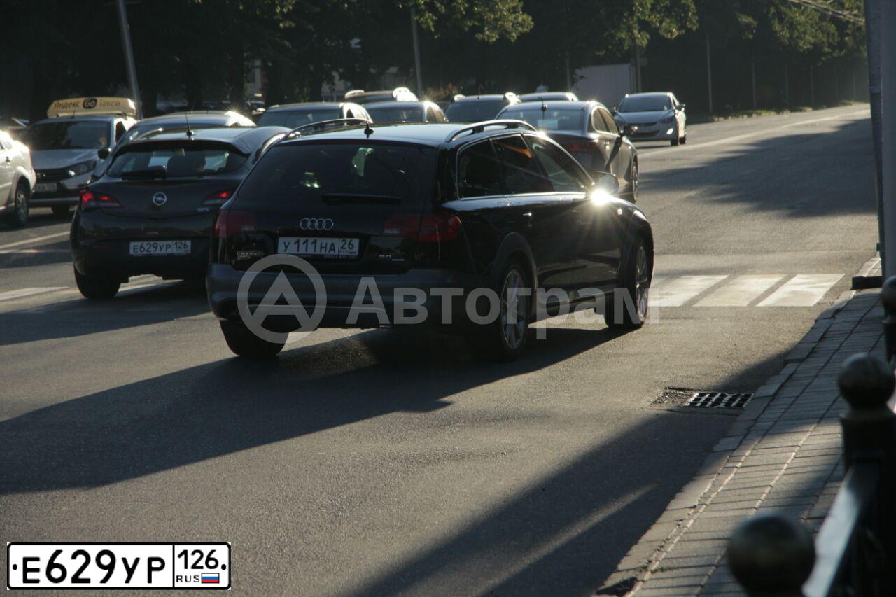 Фото автомобиля OPEL ASTRA, 2013 — госномер Е629УР126. Цвет: СЕРЫЙ
