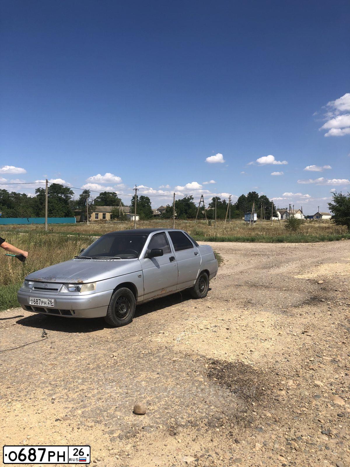Фото автомобиля LADA 2110, 2001 — госномер О687РН26. Цвет: светло-серебристый металлик