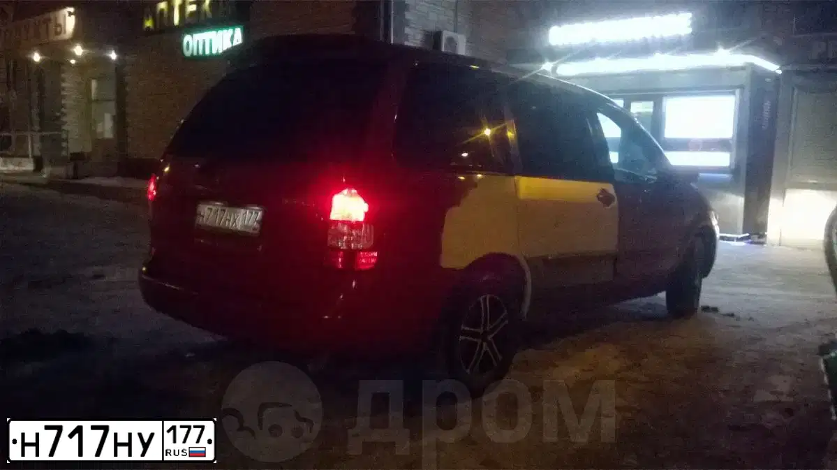 Фото автомобиля MITSUBISHI LANCER, 2006 — госномер С372НВ33. Цвет: СЕРЕБРИСТЫЙ