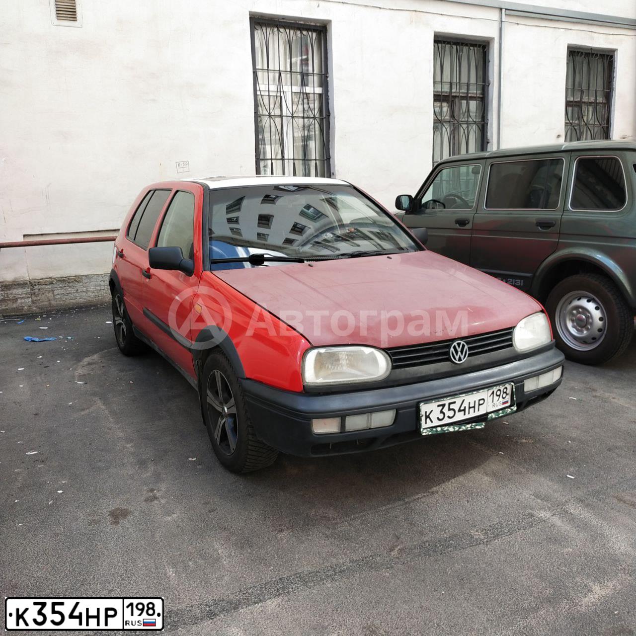 Фото автомобиля VOLKSWAGEN GOLF, 1995 — госномер К456АВ147. Цвет: Красный