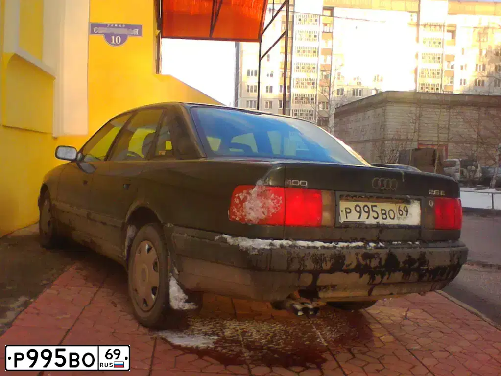 Фото автомобиля AUDI 100, 1993 — госномер Е515ТК69. Цвет: темно-зеленый металлик