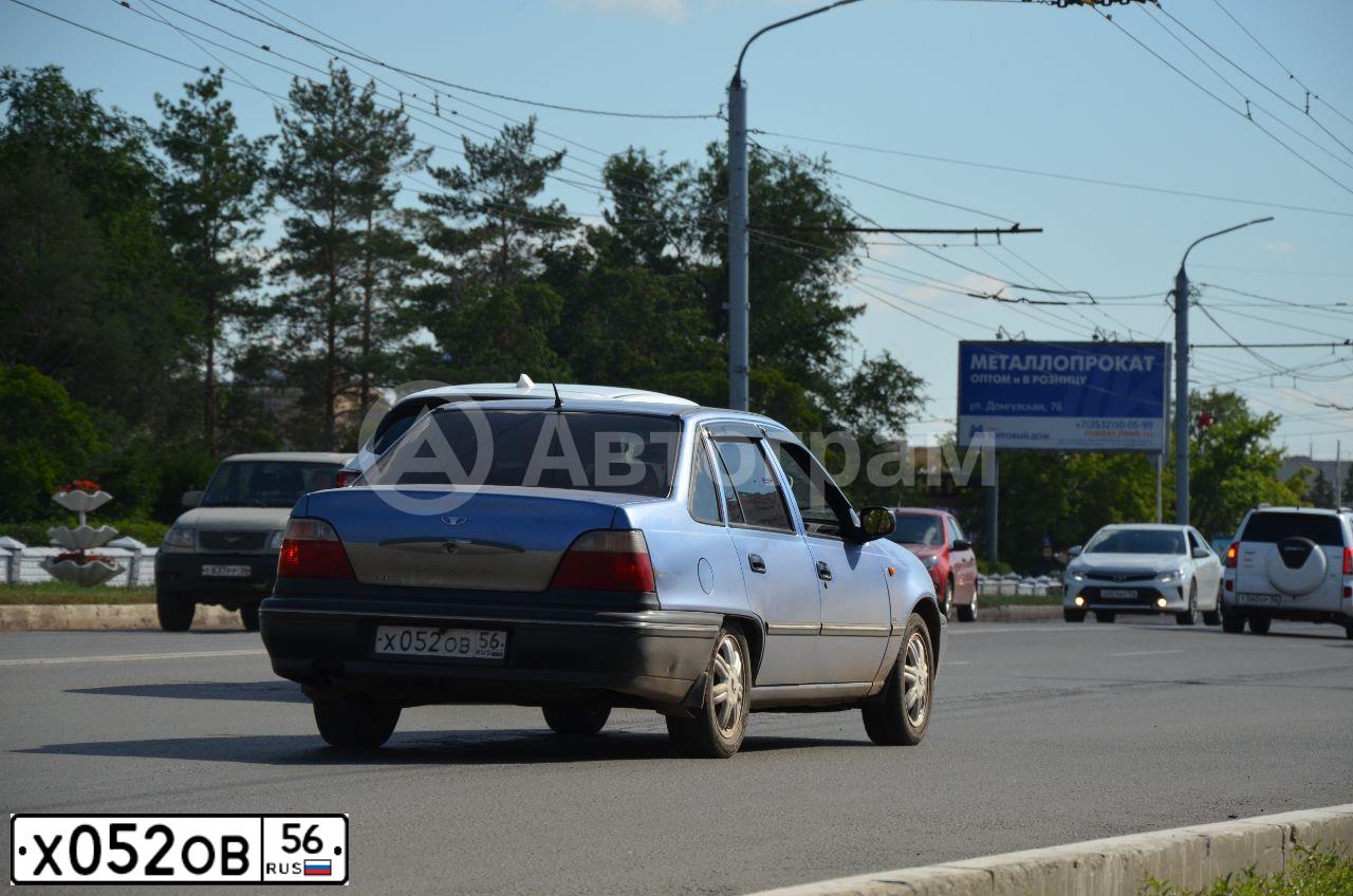 Фото автомобиля DAEWOO NEXIA, 2008 — госномер Х052ОВ56. Цвет: Перламутрово-голубой