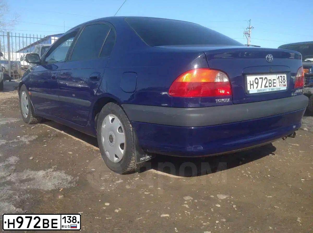 Фото автомобиля TOYOTA AVENSIS, 1999 — госномер Н972ВЕ138. Цвет: СИНИЙ