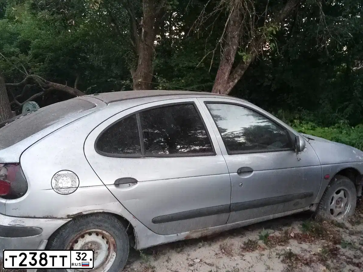 Фото автомобиля RENAULT MEGANE, 1996 — госномер А427ХА177. Цвет: СЕРЕБРИСТЫЙ