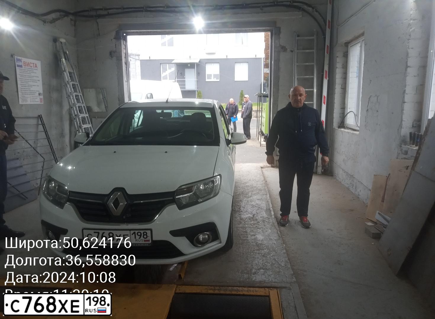Фото автомобиля RENAULT LOGAN, 2020 — госномер С768ХЕ198. Цвет: Белый