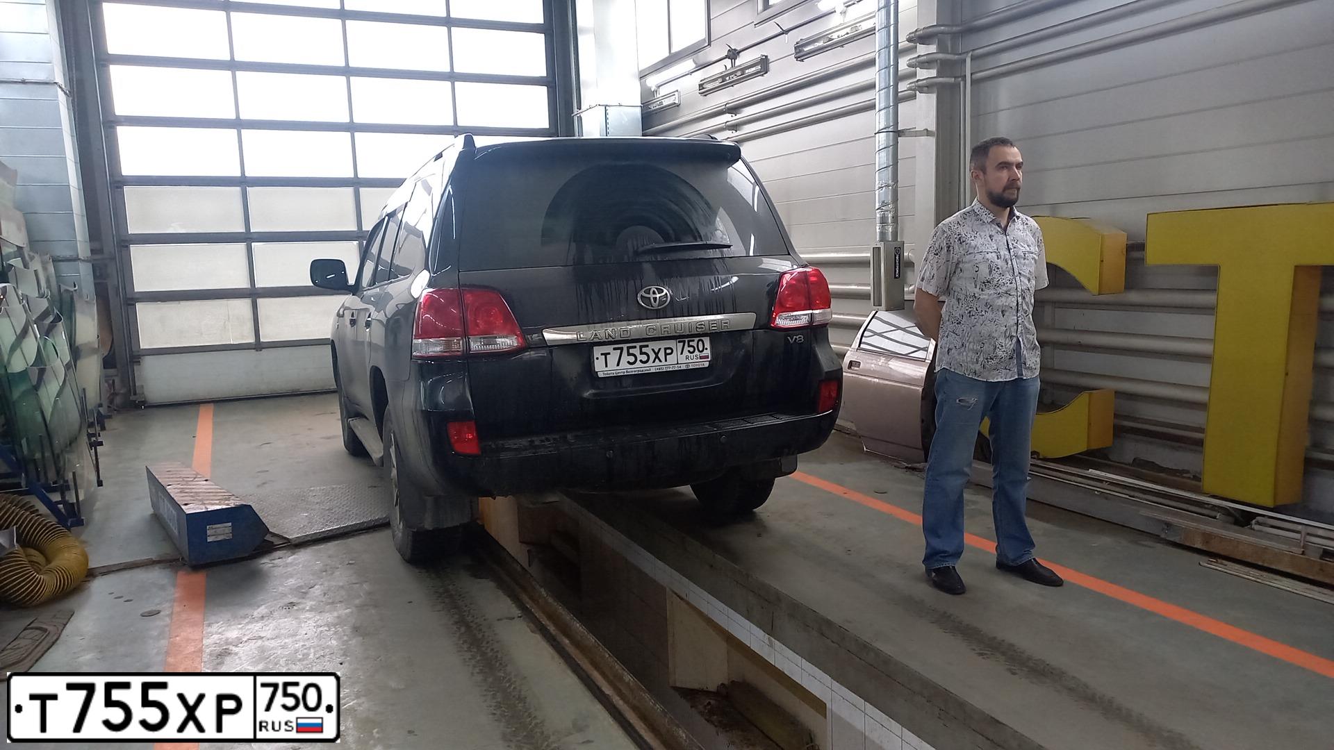 Фото автомобиля TOYOTA LANDCRUISER 200, 2008 — госномер О928ОО90. Цвет: ЧЕРНЫЙ