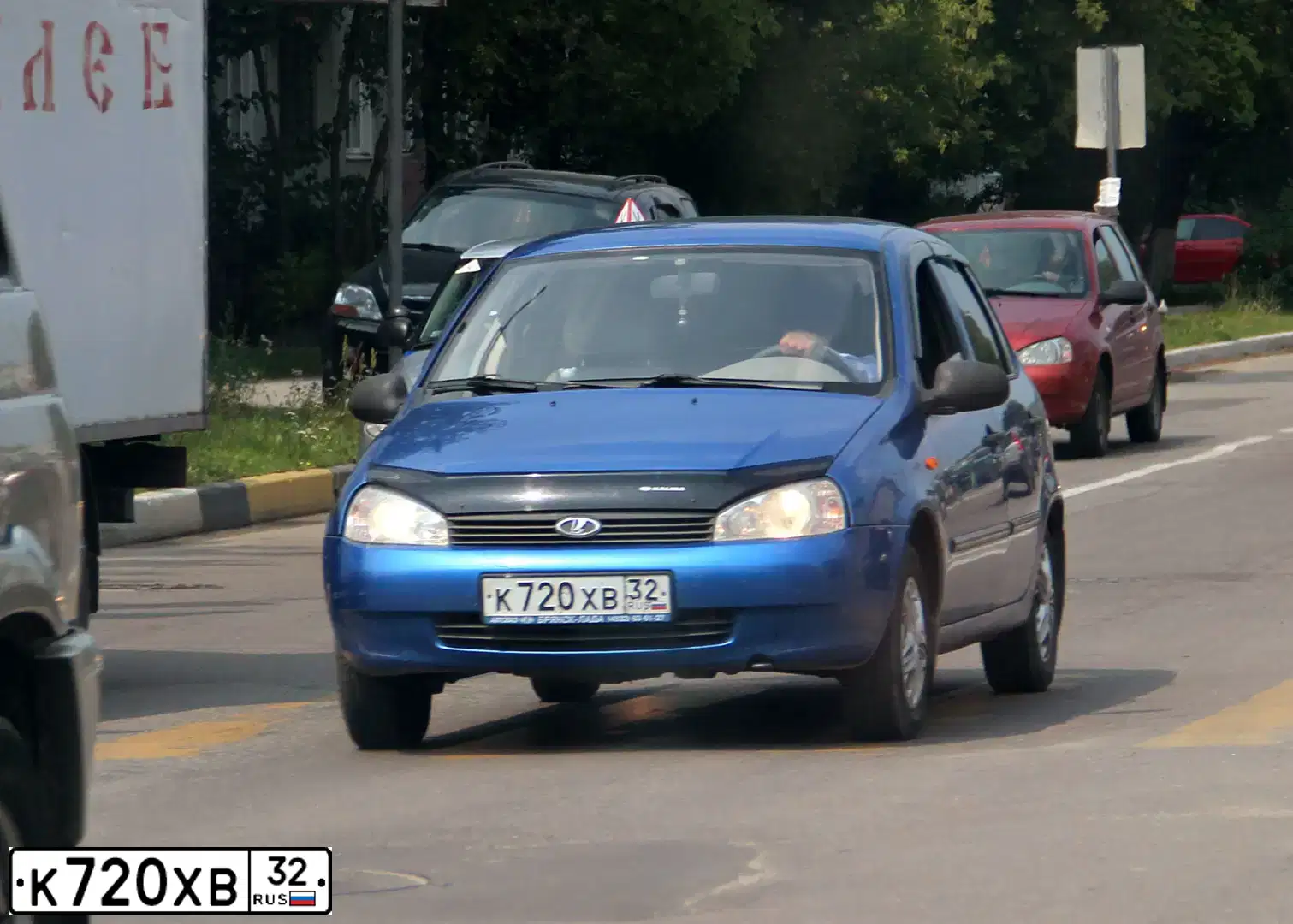 Фото автомобиля LADA 1118 KALINA, 2007 — госномер М074ВЕ57. Цвет: ЯРКО-СИНИЙ